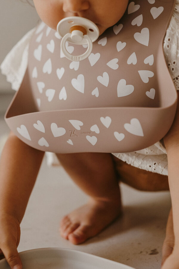 Bavoir en silicone Fall in love Taupe – Image 3