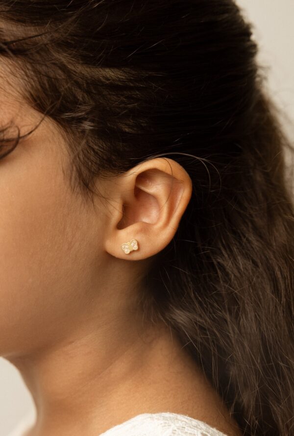 Boucles d’oreilles à tige Mini papillon – Image 3