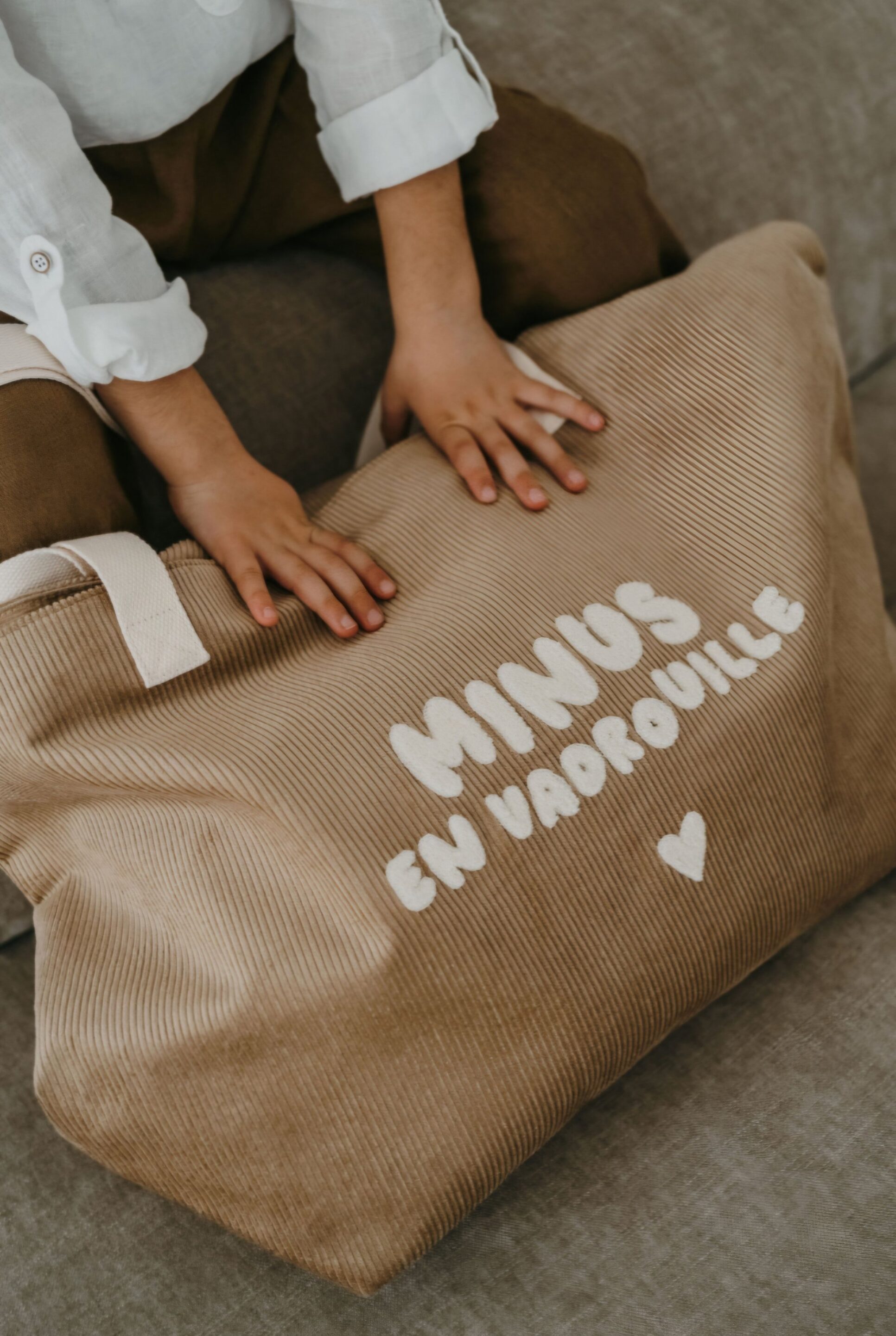 PRÉ-COMMANDE Sac cabas XL velours beige " Minus en vadrouille " – Image 2