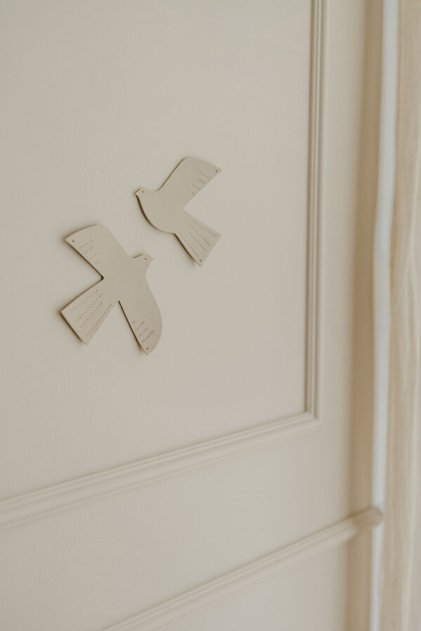 Oiseau en cuir taille M beige – Image 2