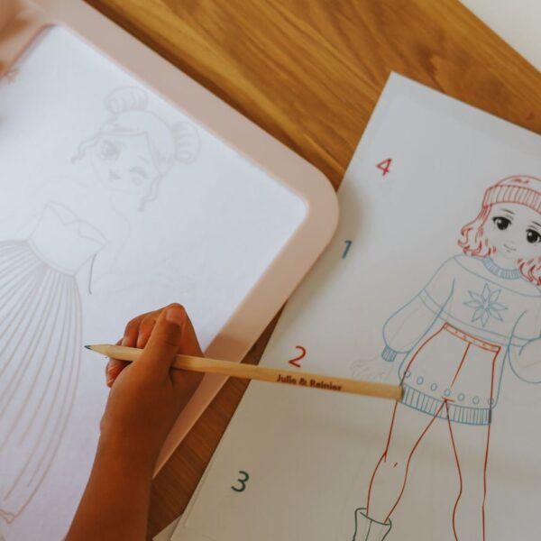 Tablette à dessin lumineuse Kidydraw Pro "Dessinons la mode" – Image 6
