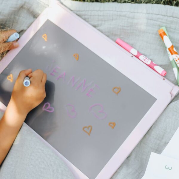 Tablette à dessin lumineuse Kidydraw Pro "Dessinons la mode" – Image 3