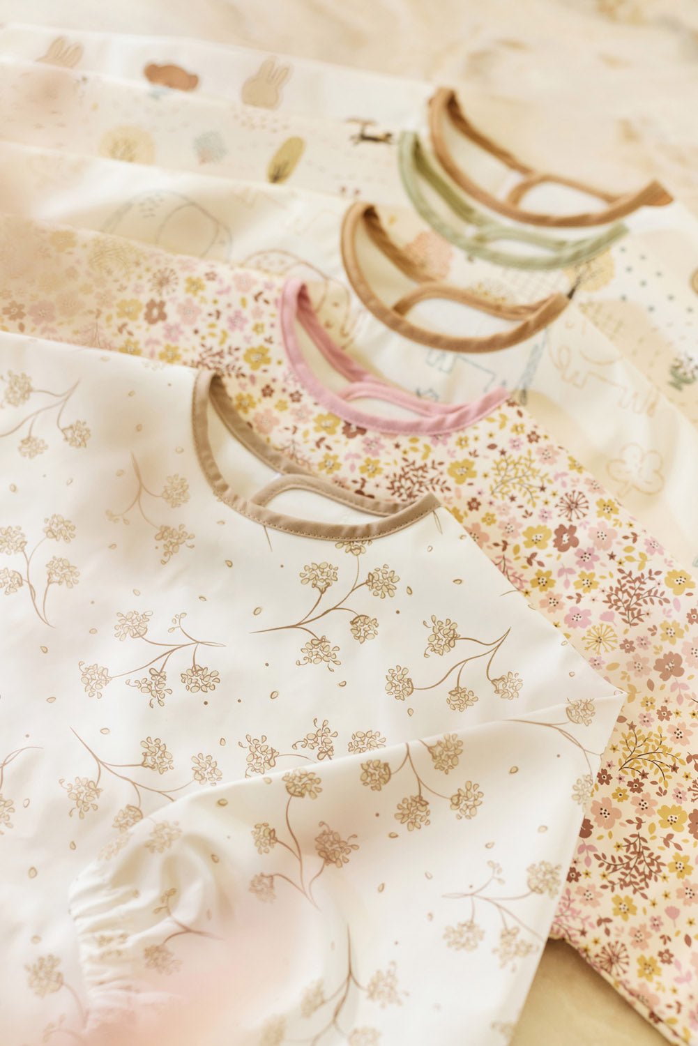 Bavoir à manches imperméable Leafy Dreams – Image 4