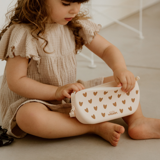 Trousse en silicone coeur crème – Image 3