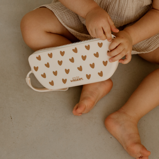Trousse en silicone coeur crème – Image 6