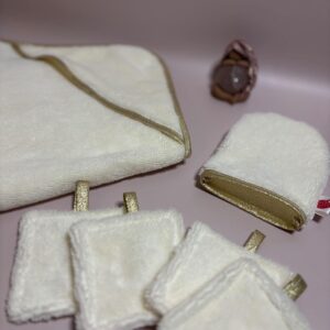 Ensemble de toilette et cape de bain pour poupée écru