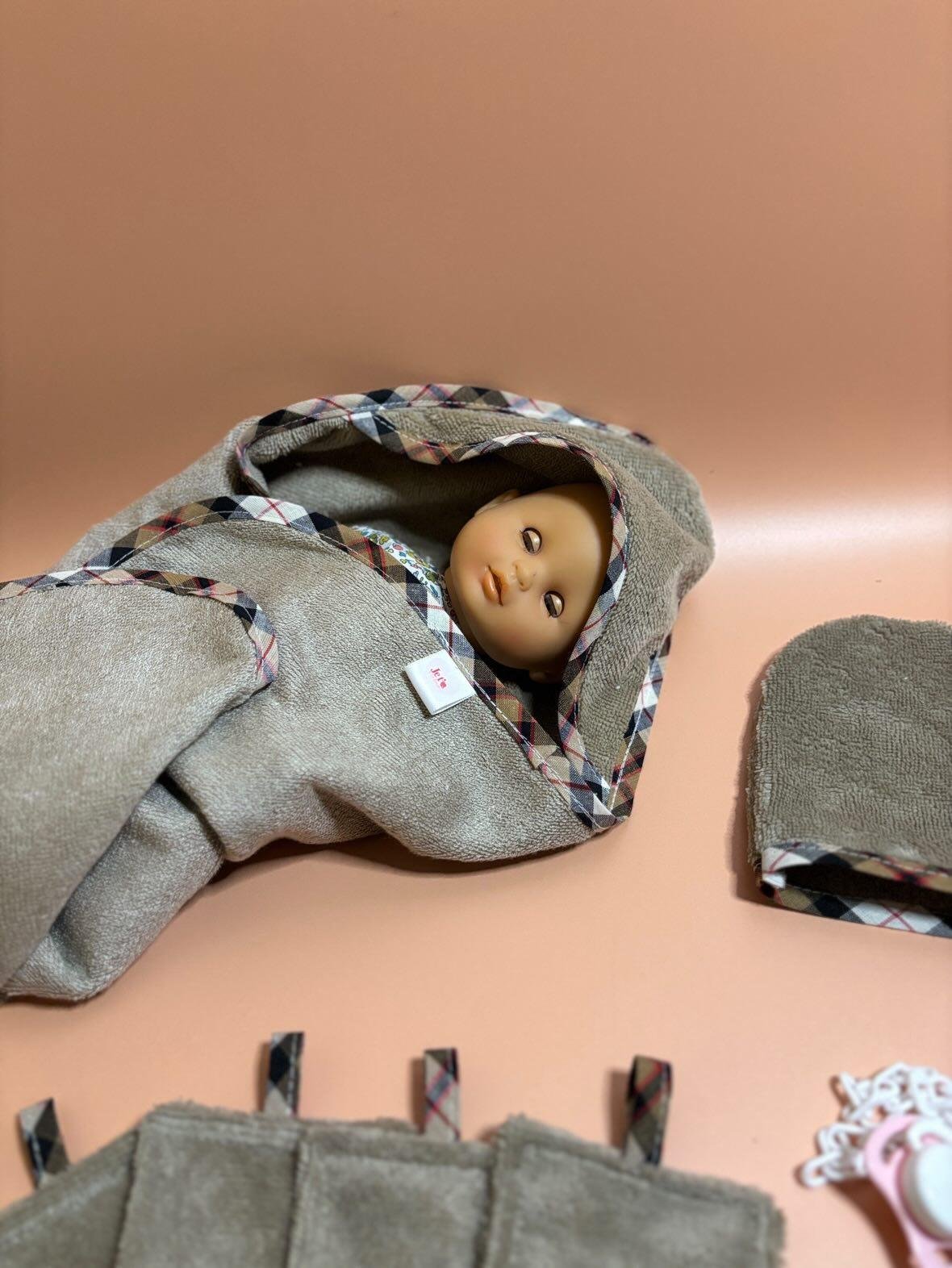 Ensemble de toilette et cape de bain pour poupée