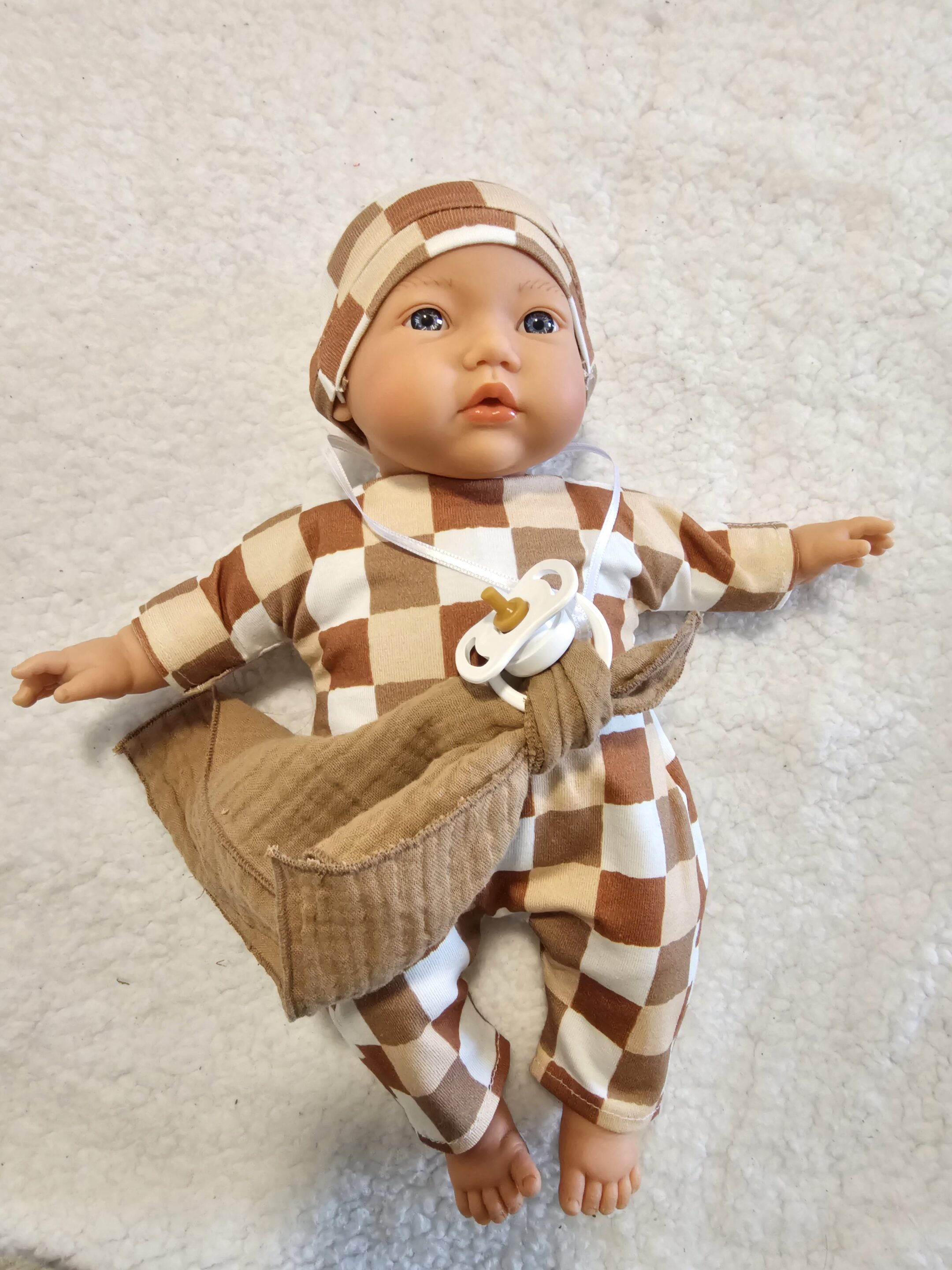 Poupon et sa tenue 3 pièces damier – Image 3