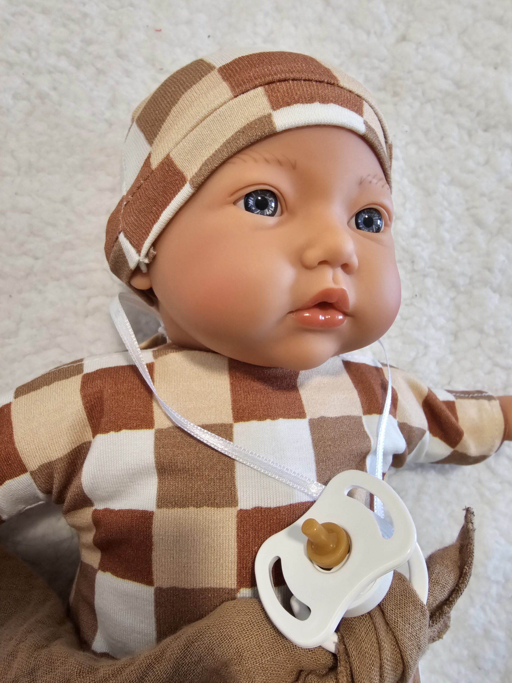 Poupon et sa tenue 3 pièces damier – Image 4