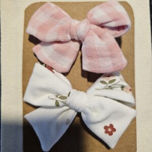 Lot de 2 pinces Noeud Vichy rose et Fleuri Blanc