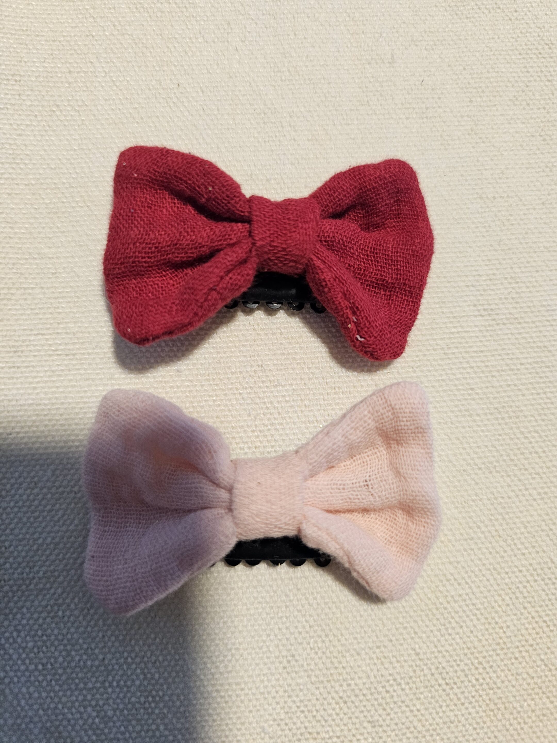 Lot de 2 mini barrettes antiglisse rouge et rose
