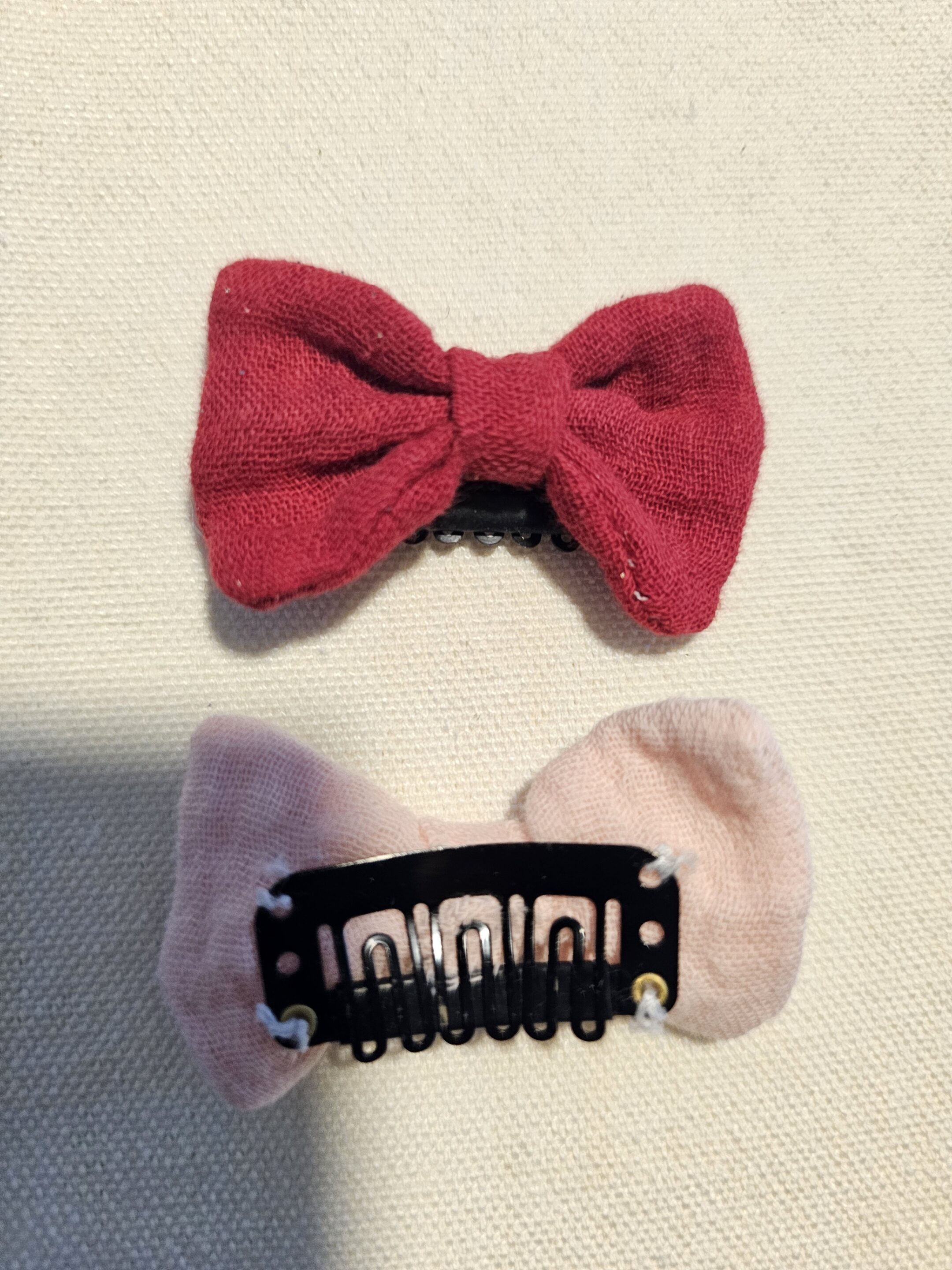 Lot de 2 mini barrettes antiglisse rouge et rose – Image 2