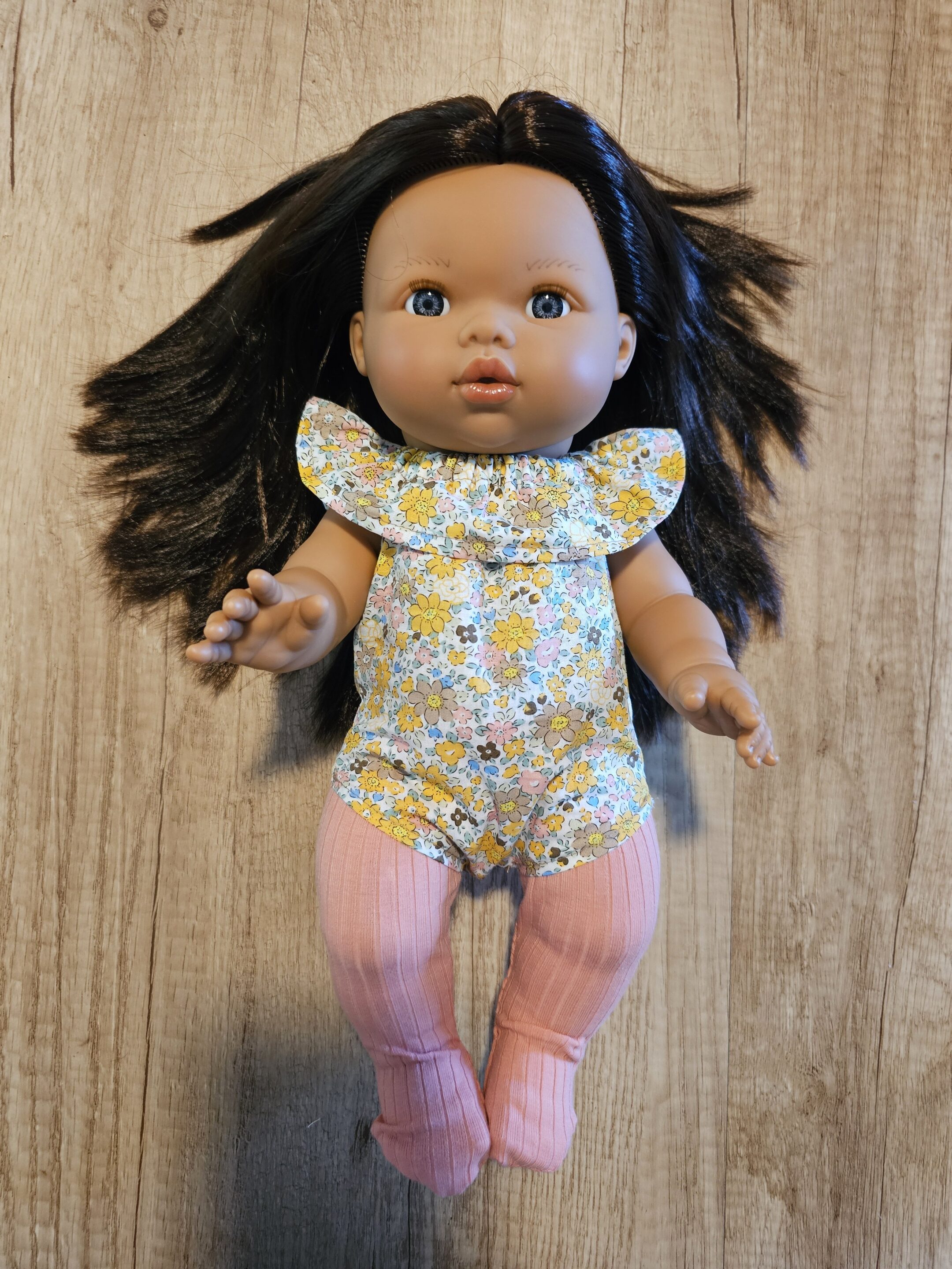 Barboteuse liberty jaune avec col volanté et collant rose