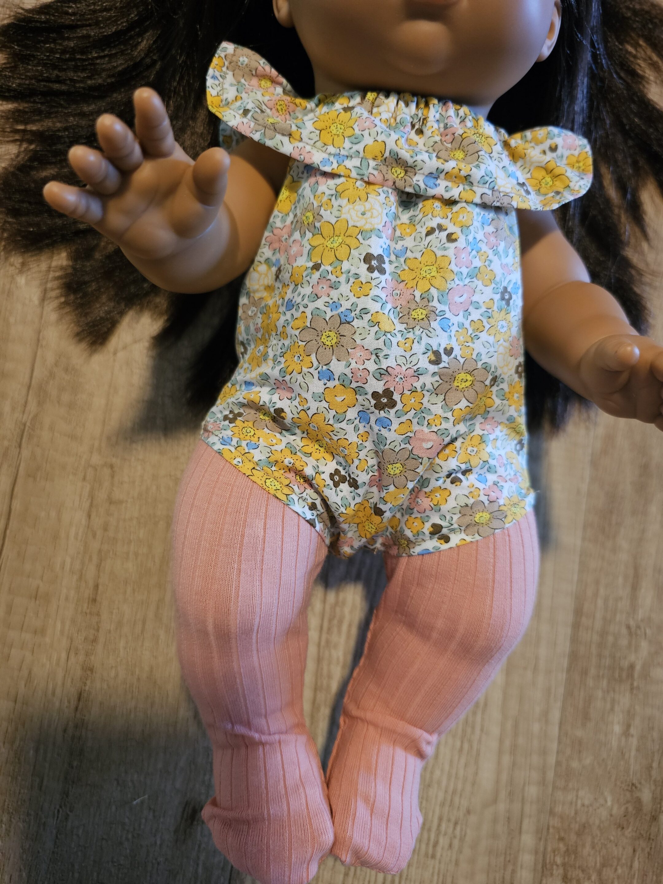 Barboteuse liberty jaune avec col volanté et collant rose – Image 3